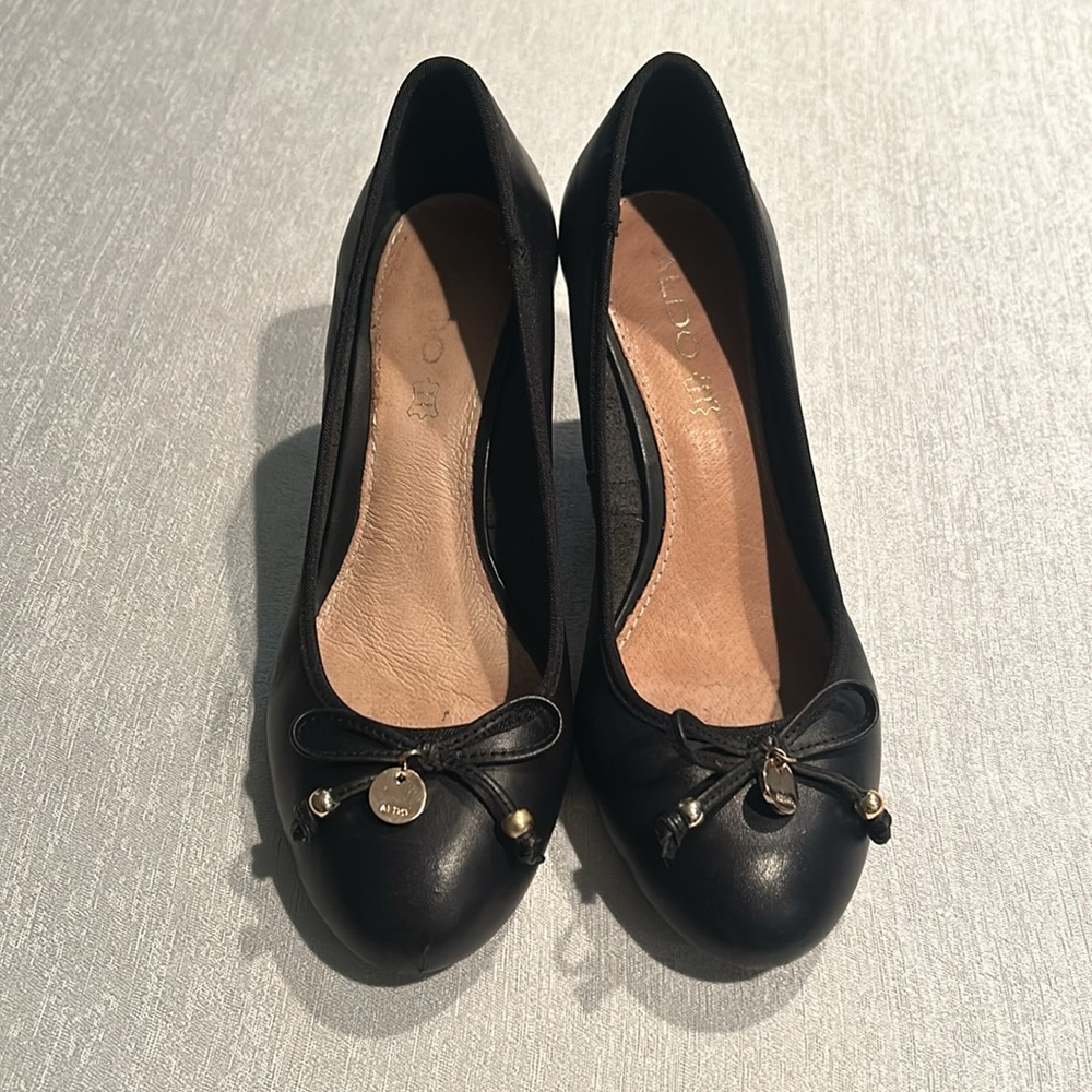 Aldo Black Round Toe Bow Wedges